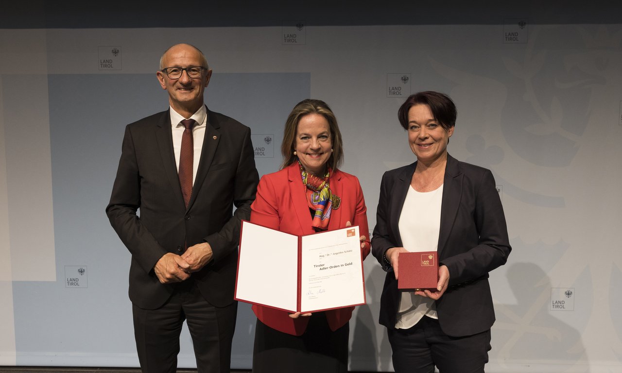 Dr. Angelika Schätz präsentiert ihre Urkunde und den Orden