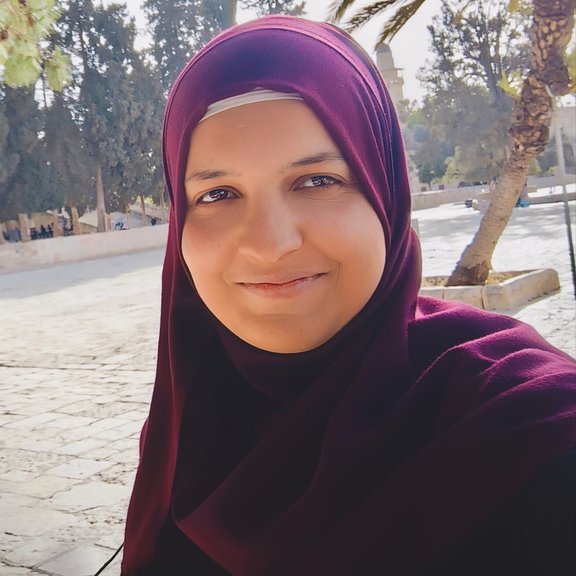 Zu sehen ist Meryam Ben Bouachia, sie lächelt.