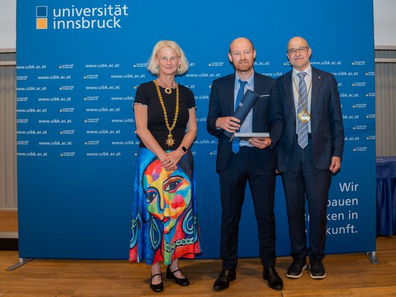 im Bild: Rektorin Veronika Sexl, Russel Nathan Bisset, Laudator Vizerektor Gregor Weihs