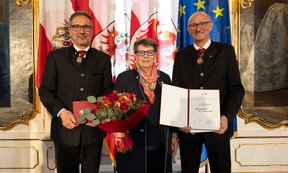 Gruppenfoto mit Preisträgerin Ulrike Tappeiner in der Mitte und den Landeshauptleuten in feierlichem Rahmen.
