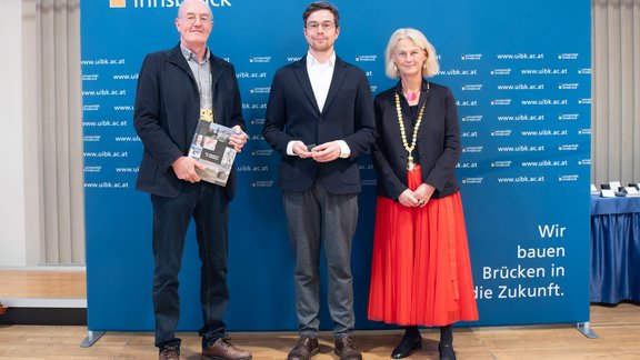 Laudator Christoph Spötl, Lucas Pohl, Rektorin Veronika Sexl