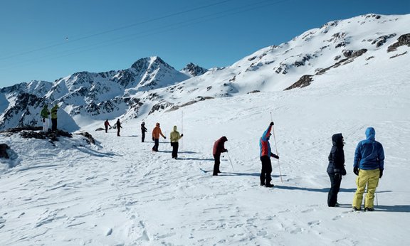 Studierende messen im Schnee am Berg