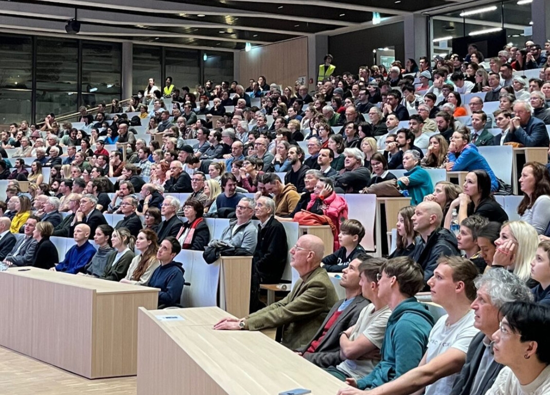 Auf dem Bild sieht man das Publikum des Vortrags von Zeilinger im neuen Audimax