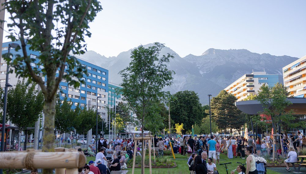 Blick auf den neu gestalteten Platz bei der Eröffnung