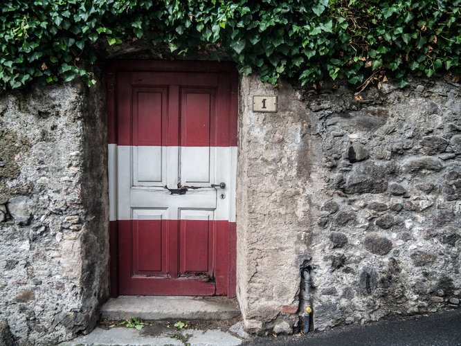Rustikale, rot-weiß-rot gestrichene Tür