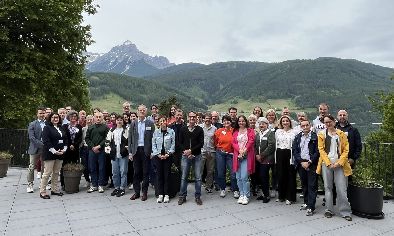 Gruppenfoto im Freien.