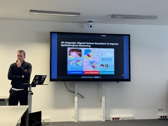 Maximilian Fehrentz giving a presentation