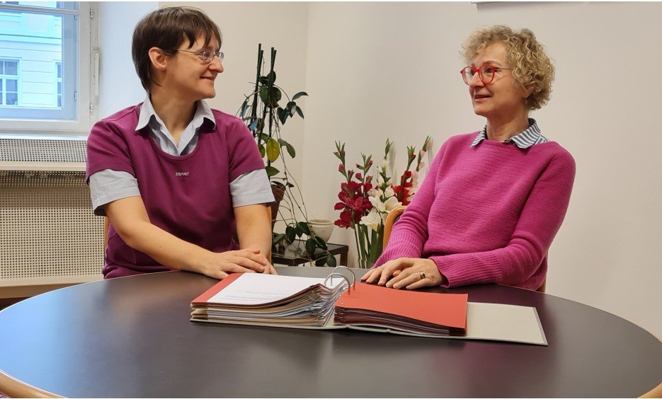 Monika Datterl und Gabriele Kolymbas (rechts)
