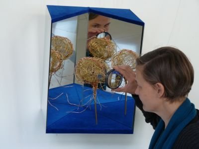 Beatrix Salcher mit Werk