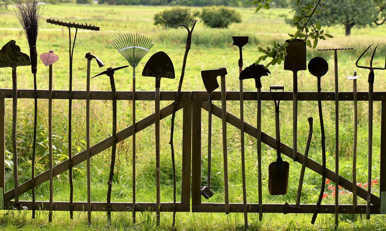 DK Grenzen Symbolbild alte Gartenwerkzeuge