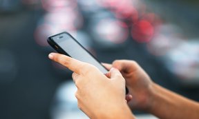 Zwei Hände halten eine Smartphone