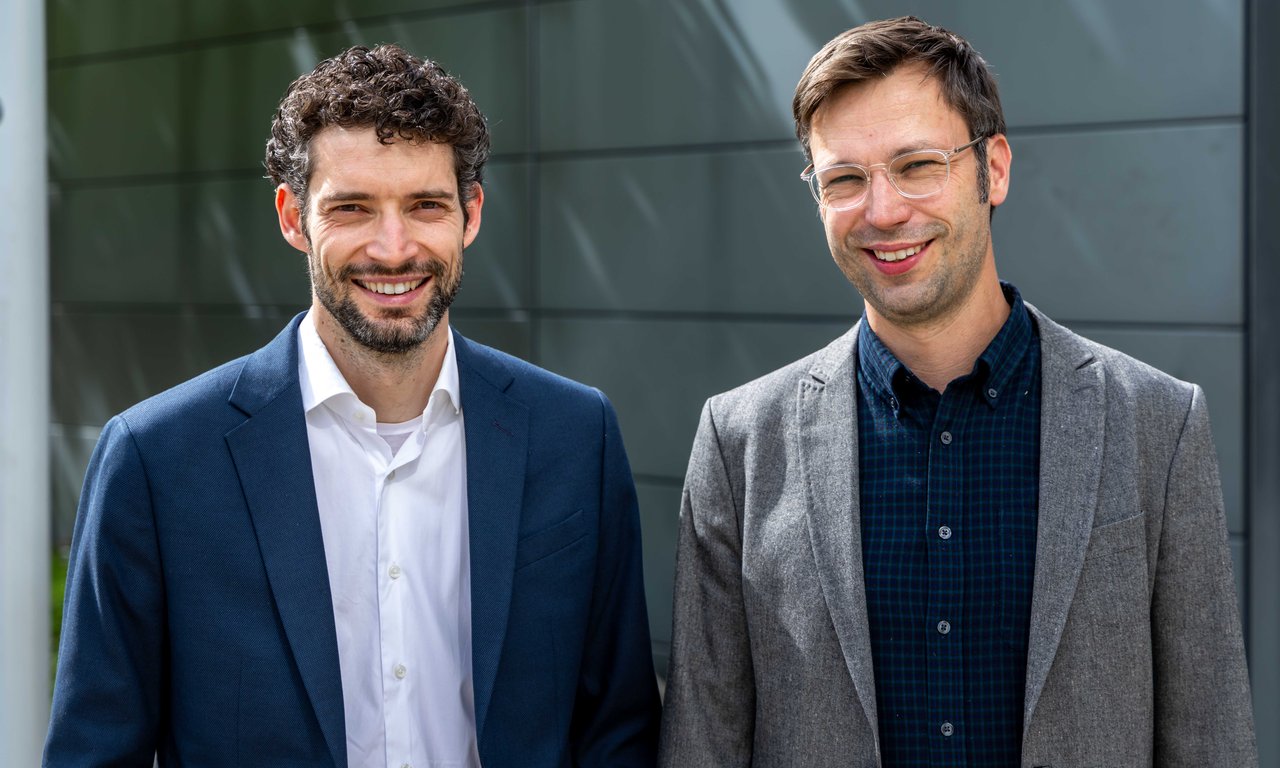 Hannes Pichler (li) und Hannes Bernien (re.) in Anzug und Hemd