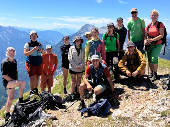 Die Teilnehmer*innen am Gipfel des Tamischbachturms
