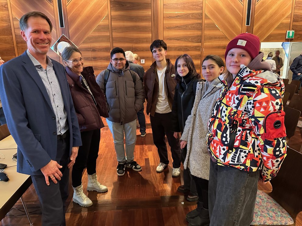 Schüler:innen mit Robert Steiger bei Uni goes Reutte
