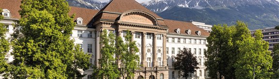 Titelbild Hauptgebäude Herbst