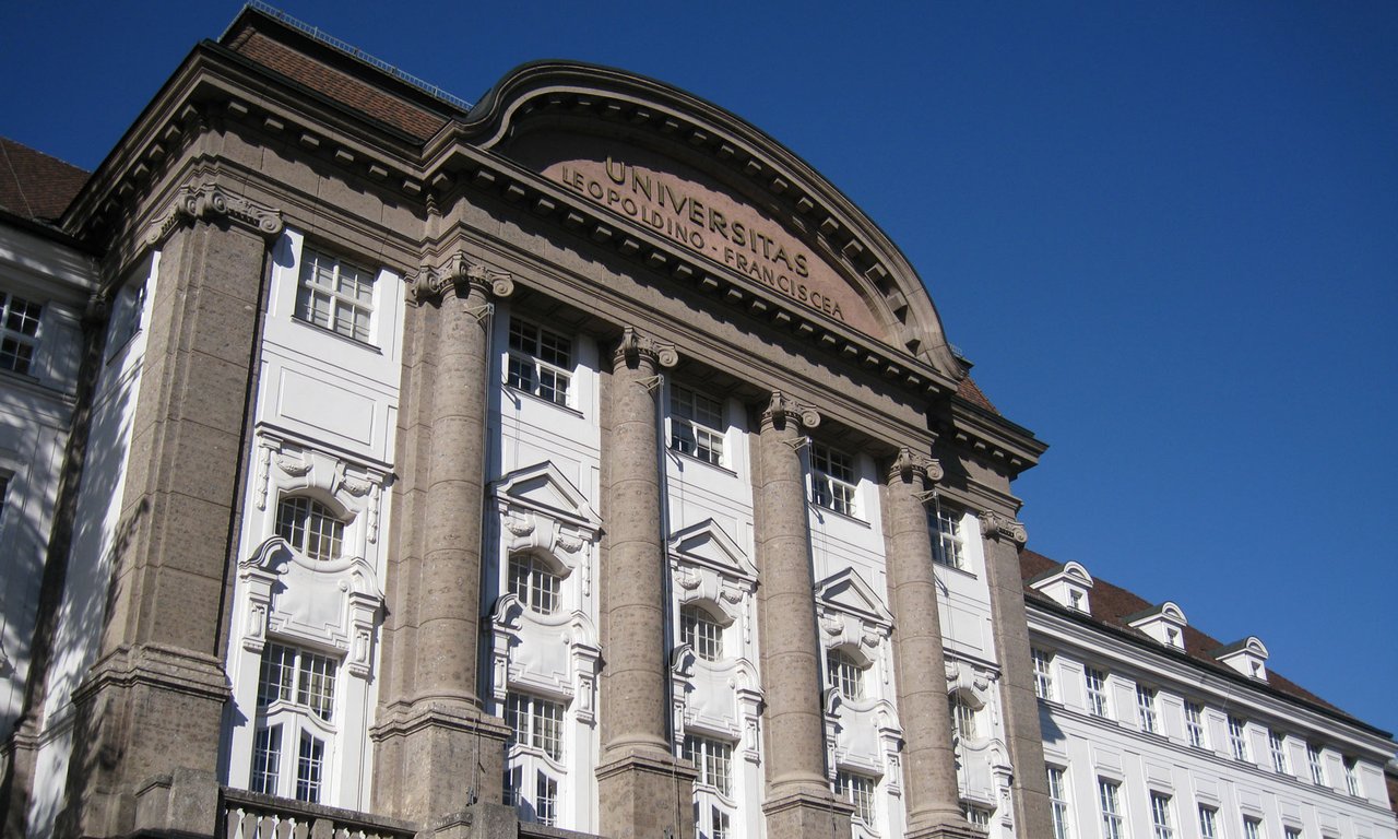 Blick auf das Hauptgebäude