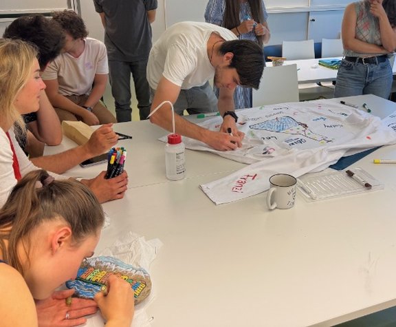 Institut gedenkt Luca Peters Laborkittel wird bemalt