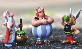 Plastikfiguren von Miraculix, Obelix und Asterix.