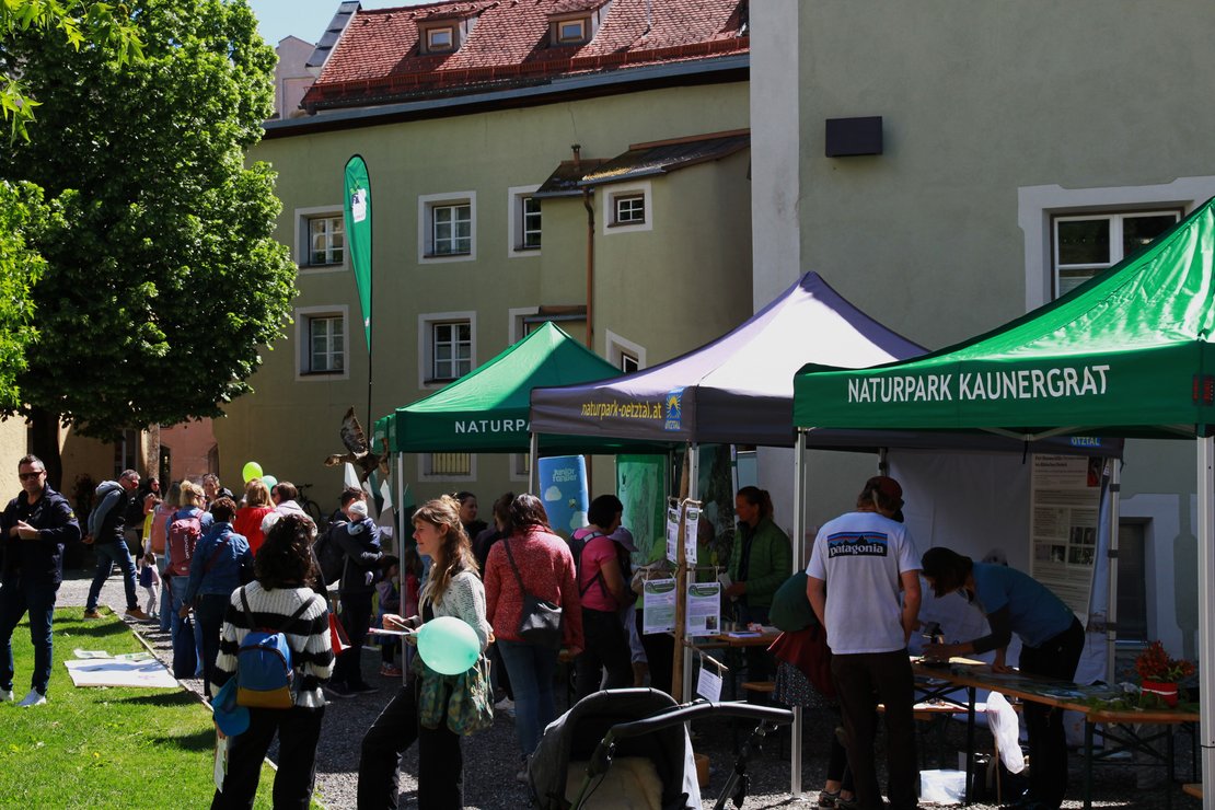 Messestände mit Personen