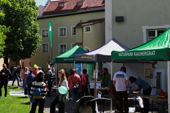 Messestände mit Personen