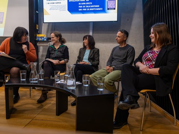 Podiumsdiskussion mit fünf Teilnehmer:innen