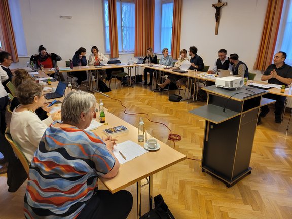Zu sehen sind Teilnehmer:innen beim Arbeiten im Seminarraum.