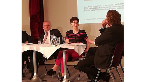 Oliver Rathkolb, Monika Sommer-Sieghart und Dirk Rupnow im Gespräch