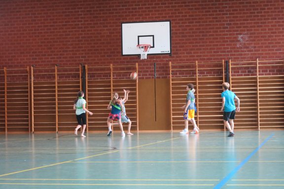 Kinder spielen Basketball