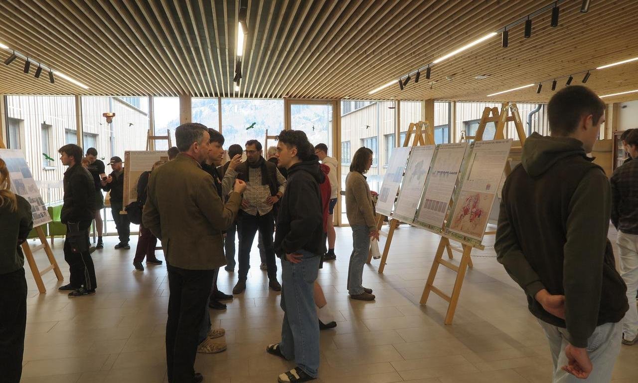 Bild von der Ausstellung mit Besucher:innen