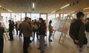 Bild von der Ausstellung mit Besucher:innen