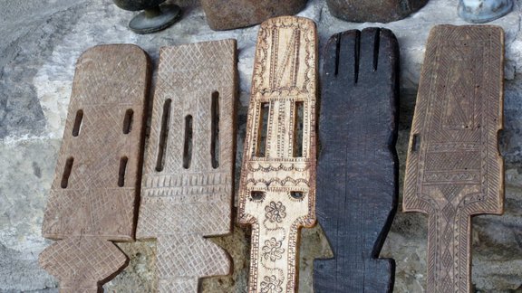 Spinnrocken auf einem Basar in Krujë 2016