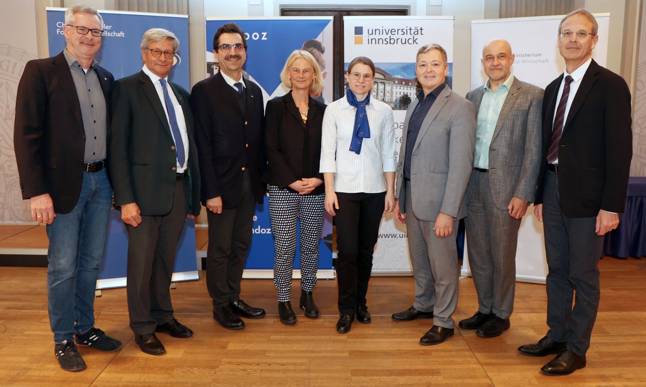 Mehrere Personen stehen in einer Reihe und blicken in die Kamera