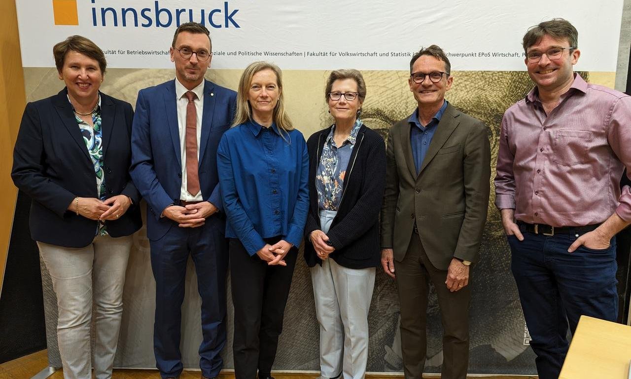 Gruppenfoto mit sechs Personen.
