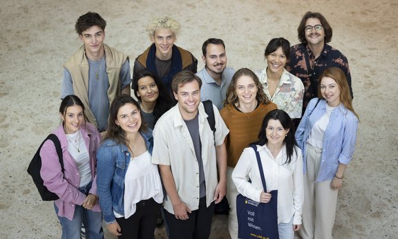 Gruppe von Studierenden schaut in die Kamera