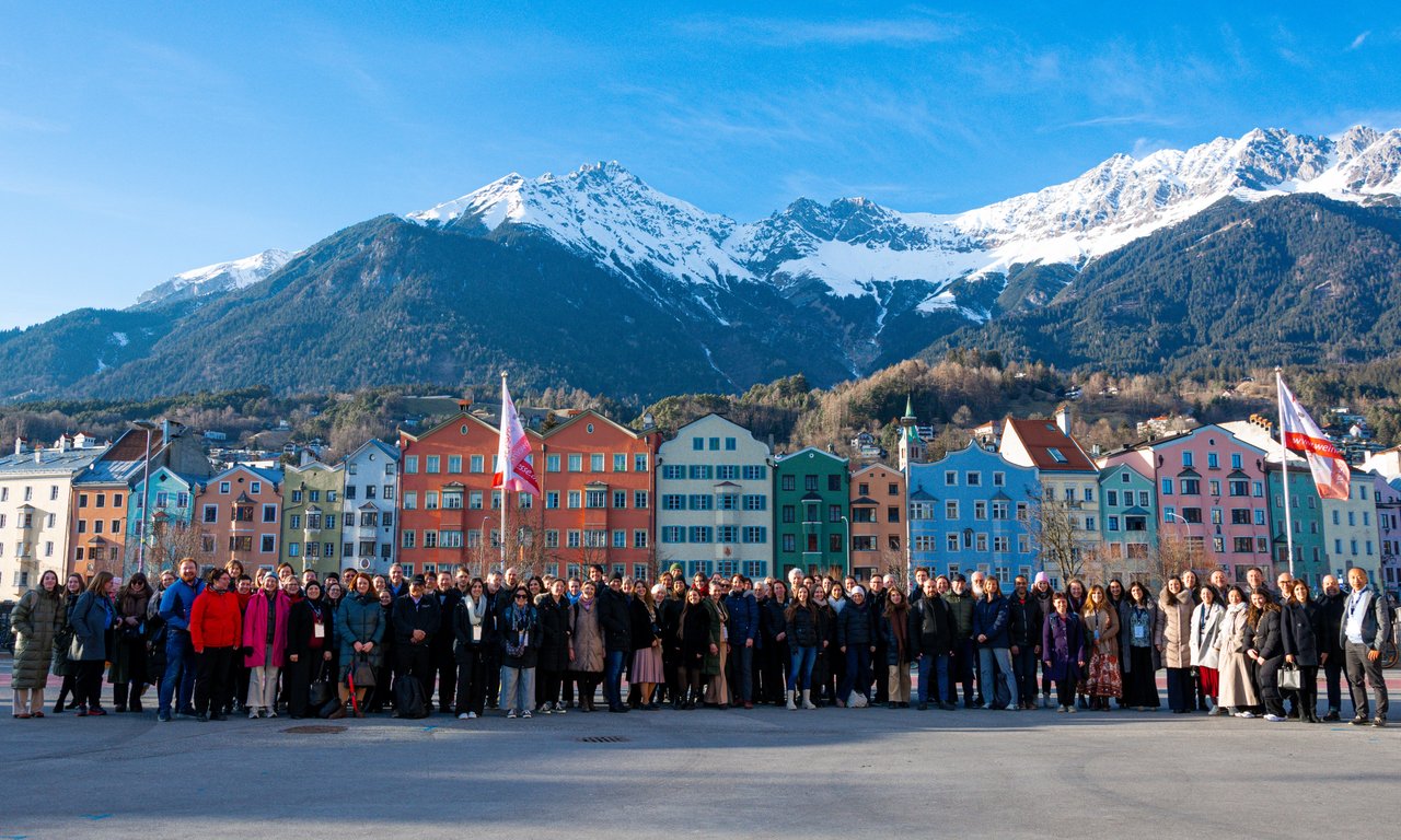 Menschen stehe bereit für ein Gruppenfoto vor der Nordkette in Innsbruck