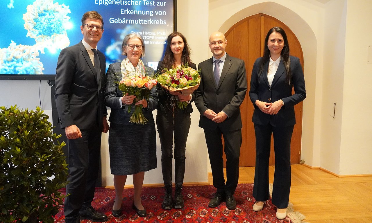 v.l.: Stiftungsvorstand und Bezirkshauptmann Michael Brandl, Monika Brandl, die Witwe von Ernst Brandl, Preisträgerin Chiara Herzog, Vizerektor Gregor Weihs und Bürgermeisterin Victoria Weber.