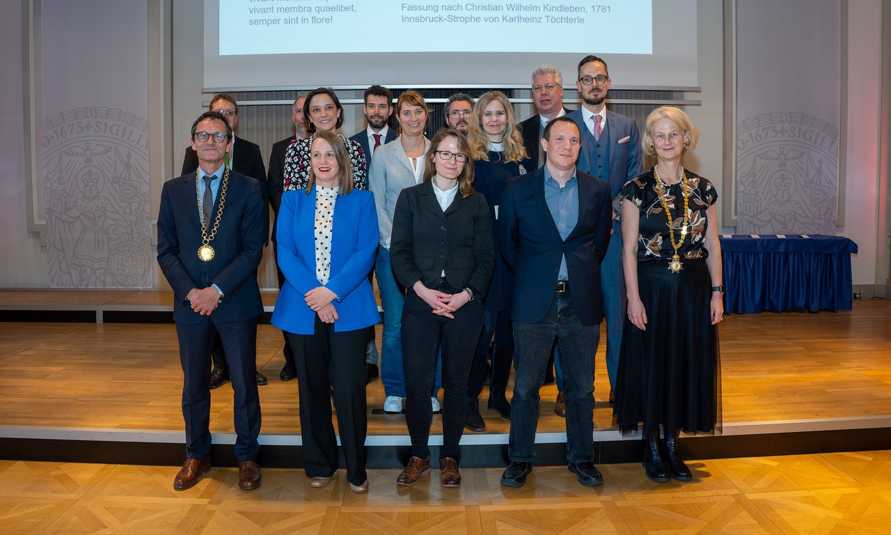 Gruppenfoto der Neuberufenen und Habilitierten in der Aula der Universität