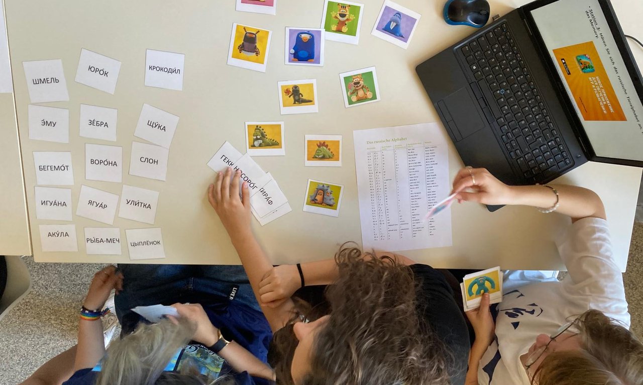 Schüler:innen der HLWest bei einem Russisch-Workshop mit Sonja Bacher