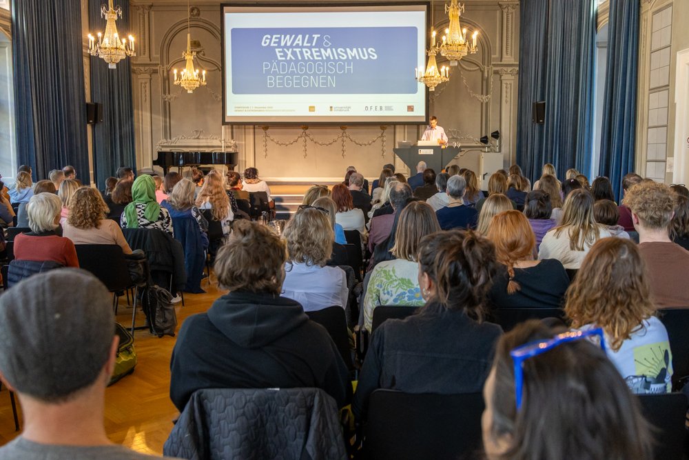 Bild beim Symposium Gewalt und Extremismus in der Aula