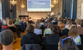 Bild beim Symposium Gewalt und Extremismus in der Aula