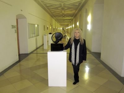 Ute Lehman mit Keramik