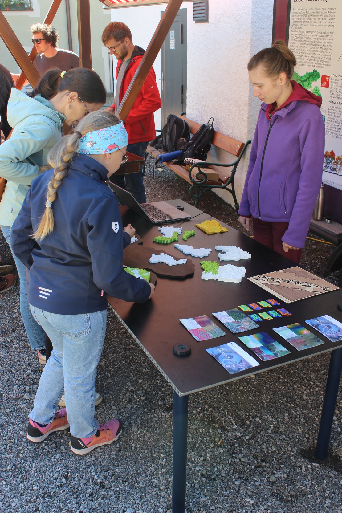 Personen vor Messestand - Pop-up Uni