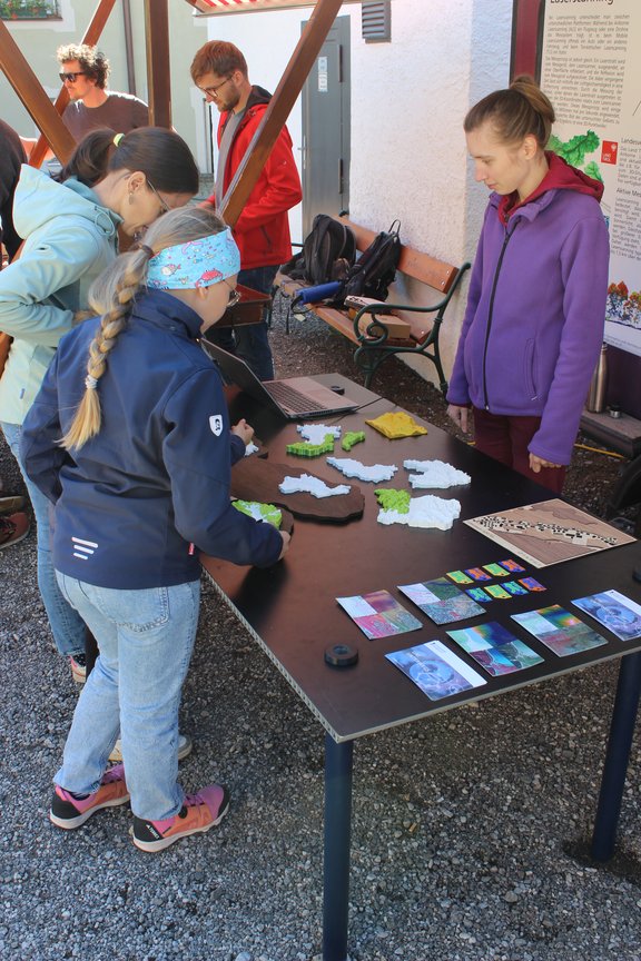 Personen vor Messestand - Pop-up Uni