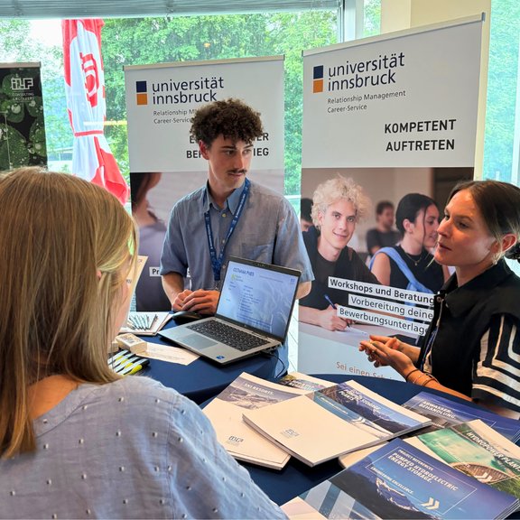 CareerDinner ILF Gespräch zwischen Unternehmensvertreterin und Studentin
