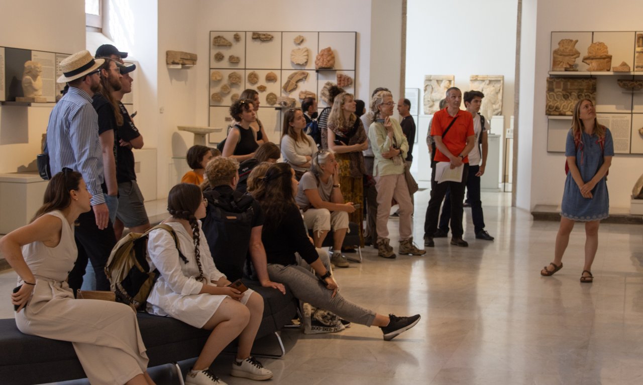 Zu sehen ist eine Gruppe Studierender in einem Museum.