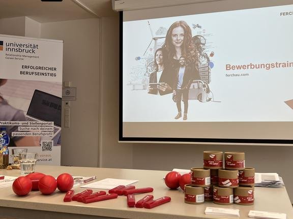 Tisch mit Ferchau Werbematerialien Recruiting