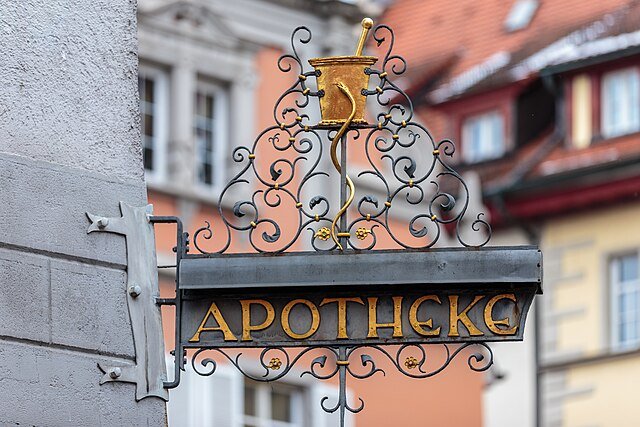 Nasenschild einer Apotheke in Konstanz