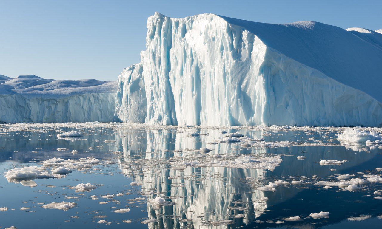 Picture of an ice wall in the arctic sea