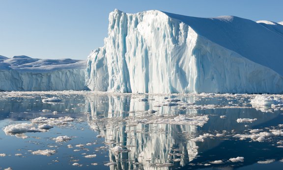 Bild von einem Eisberg im Polarmeer