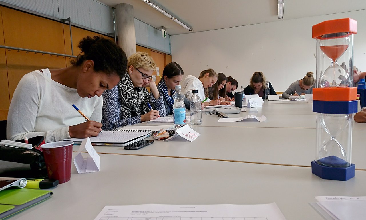 Studierende beim Schreiben